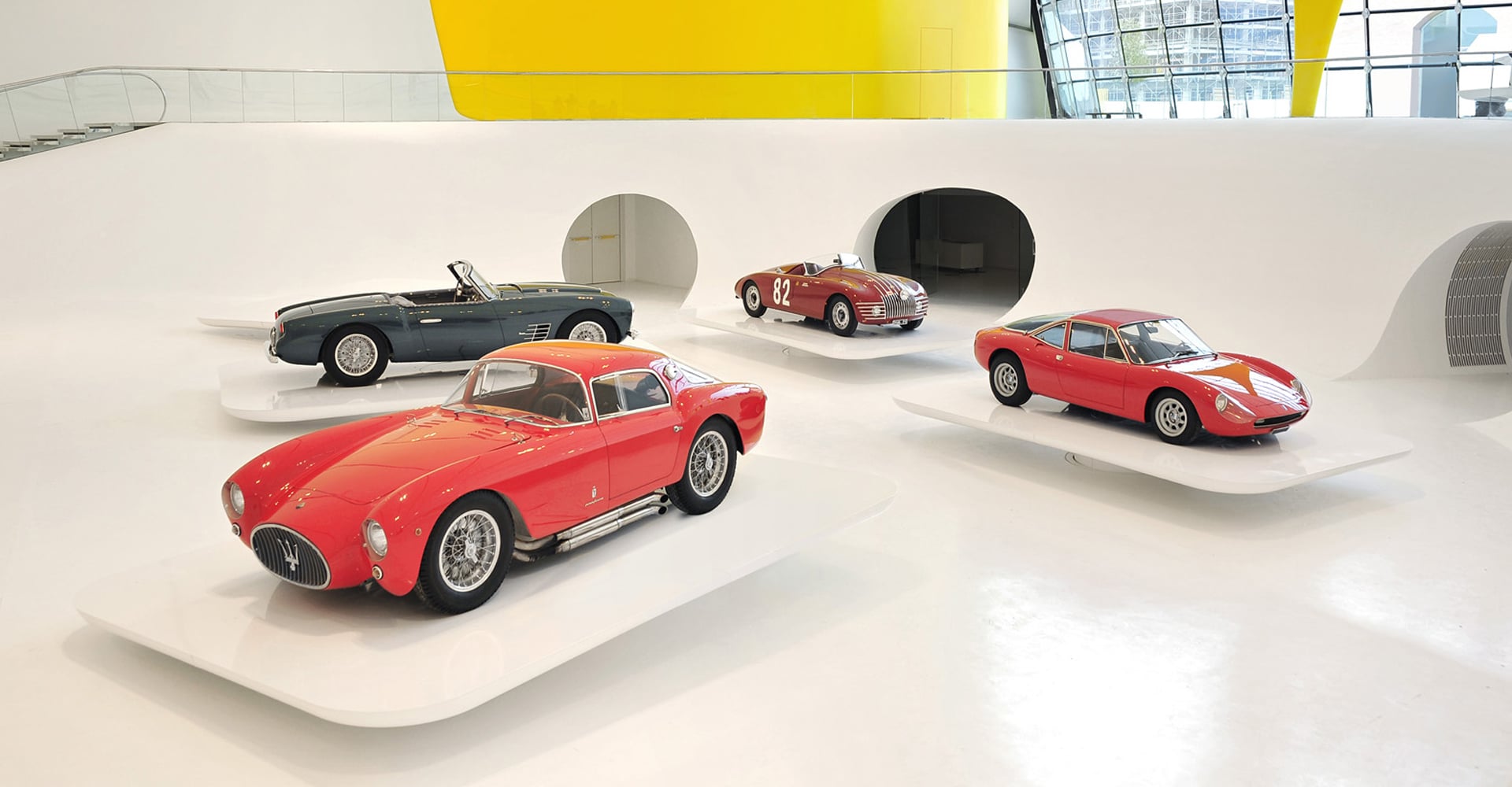 Epoxy gietvloer in autoshowroom