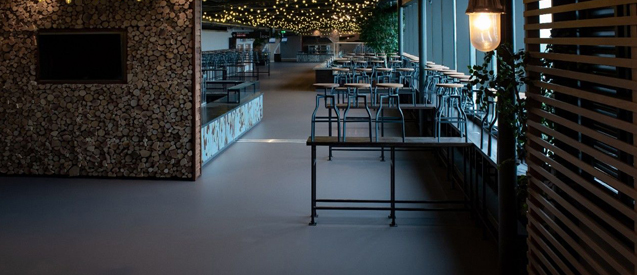 Lichtgrijze horeca gietvloer Horecavloer lunchroom