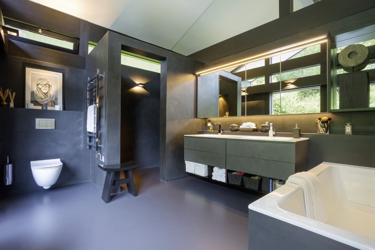 Combinatie gietvloer en beton ciré in badkamer Gietvloer en beton cire badkamer