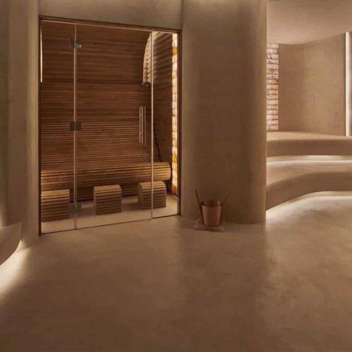 Lavasteen gietvloeren Lavasteen gietvloer met beton cire in de hal van een design badkamer
