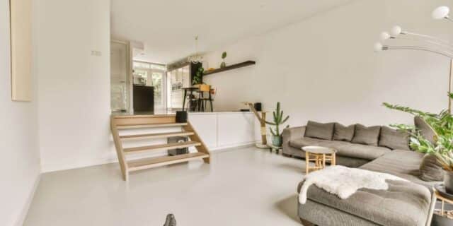 Een gietvloer in een moderne woonkamer