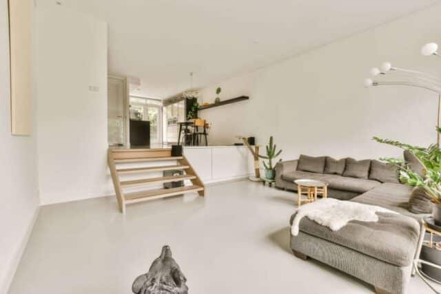 Een gietvloer in een moderne woonkamer