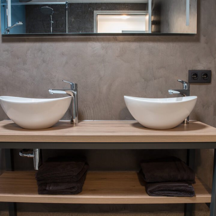 beton-cire-badkamer-wanden-grijs-betonlook-wastafel-wand beton-cire-badkamer-wanden-grijs-betonlook-wastafel-wand