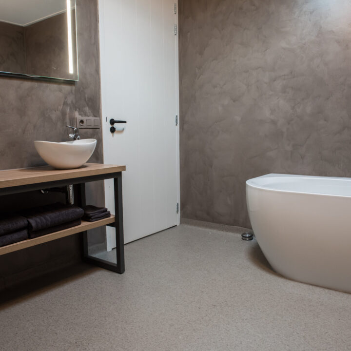 beton-cire-badkamer-wanden-taupe-minimalistisch-betonlook beton-cire-badkamer-wanden-taupe-minimalistisch-betonlook