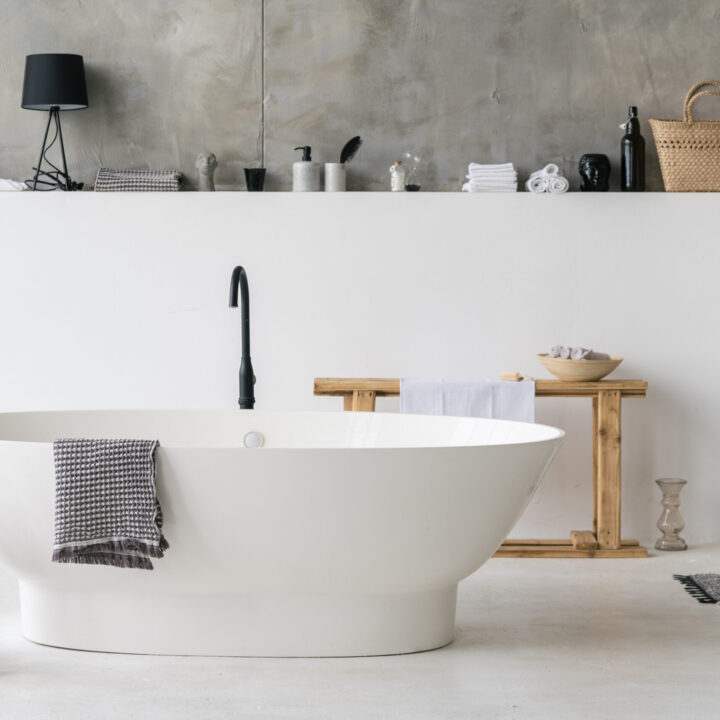 betonlook-badkamer-licht-grijs-bad-beton-cire-wand betonlook-badkamer-licht-grijs-bad-beton-cire-wand