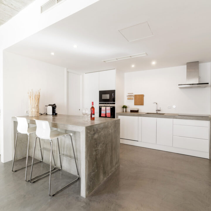 betonlook-woonkeuken-cement-kleur-kookeiland-beton-cire-wand betonlook-woonkeuken-cement-kleur-kookeiland-beton-cire-wand