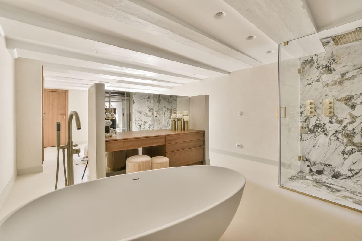 gietvloer-badkamer-beige-losstaand-bad-rustgevend gietvloer-badkamer-beige-losstaand-bad-rustgevend