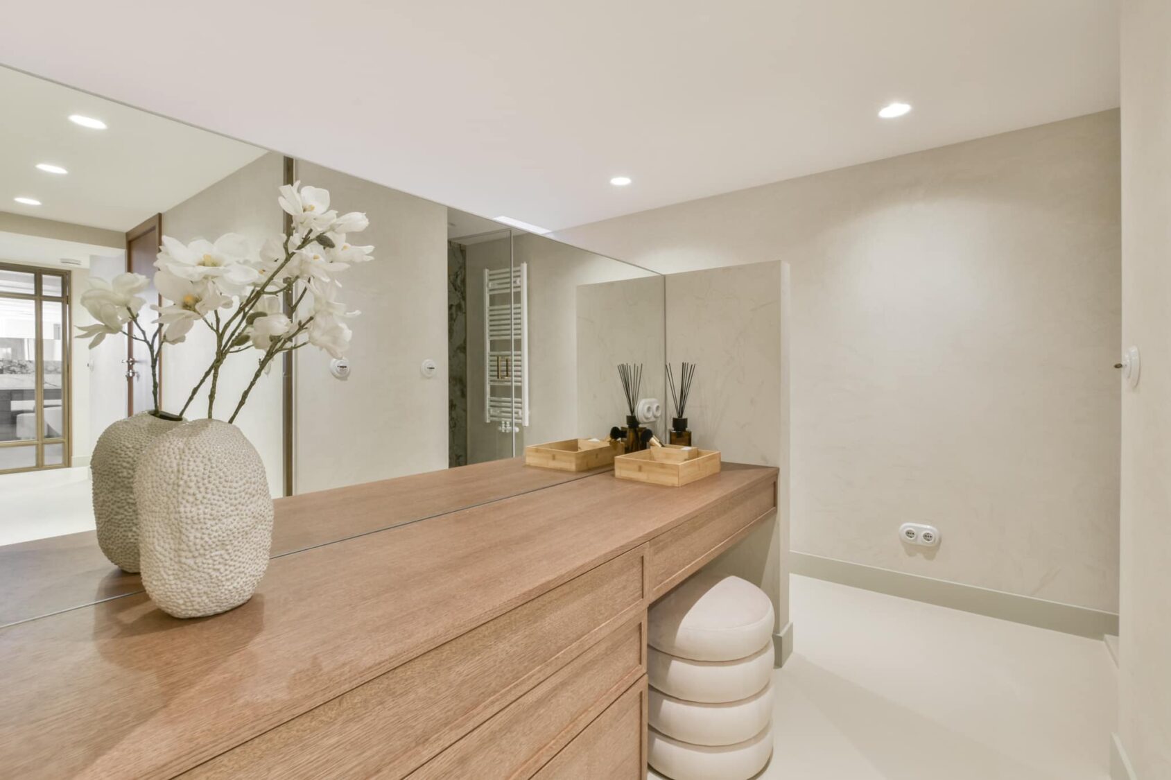 gietvloer-badkamer-beige-pu-gietvloer-japandi-beton-cire gietvloer-badkamer-beige-pu-gietvloer-japandi-beton-cire