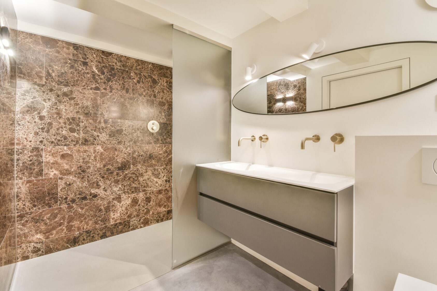 gietvloer-badkamer-grijs-betonlook-inloop-douche gietvloer-badkamer-grijs-betonlook-inloop-douche