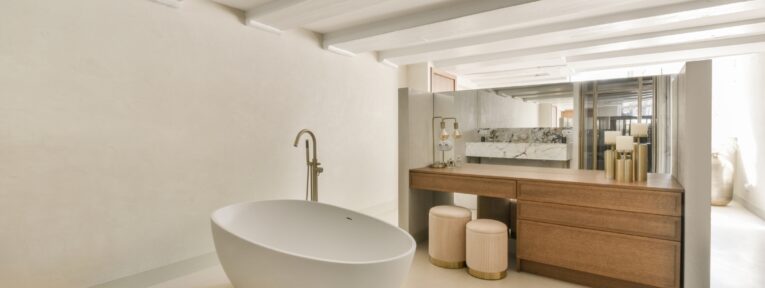 Interior,Of,Contemporary,Bathroom,With,Shabby,Beige,Walls,And,Partitions