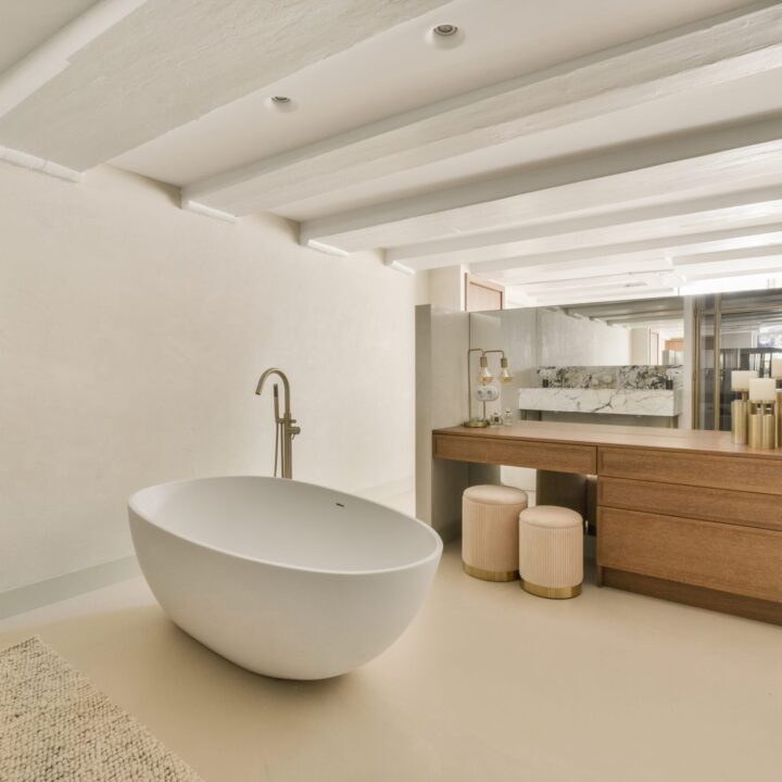 gietvloer-badkamer-licht-beige-bad-rustgevend-japandi gietvloer-badkamer-licht-beige-bad-rustgevend-japandi