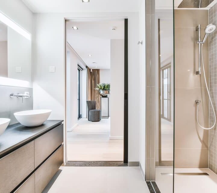 gietvloer-badkamer-taupe-beton-cire-wanden-aardse-tinten gietvloer-badkamer-taupe-beton-cire-wanden-aardse-tinten