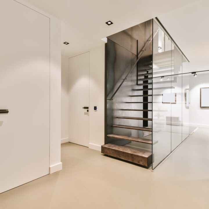 gietvloer-hal-taupe-pu-gietvloer-sand-getinte-glazen-wand gietvloer-hal-taupe-pu-gietvloer-sand-getinte-glazen-wand