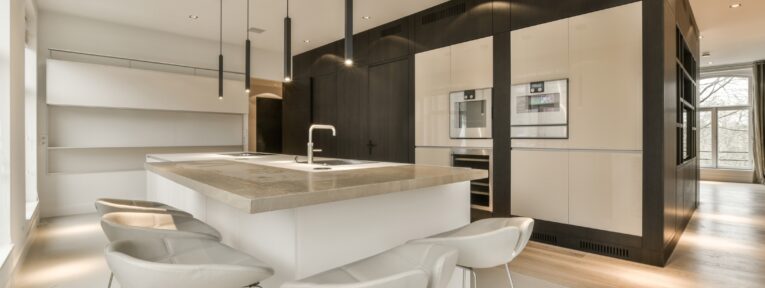 A,Modern,Kitchen,With,Bar,Stools,In,The,Middle,And