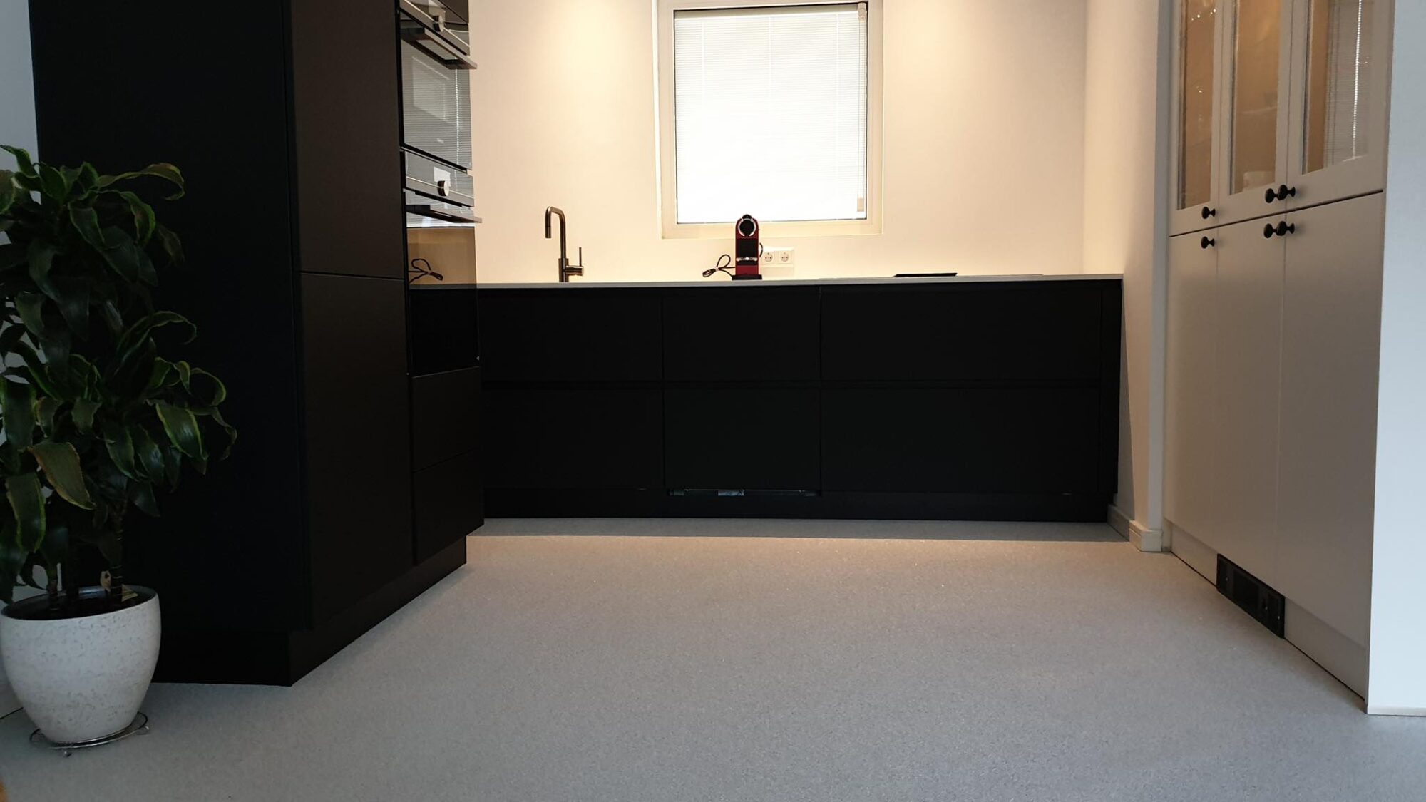 gietvloer-keuken-taupe-duurzaam-pu-gietvloer-mono gietvloer-keuken-taupe-duurzaam-pu-gietvloer-mono