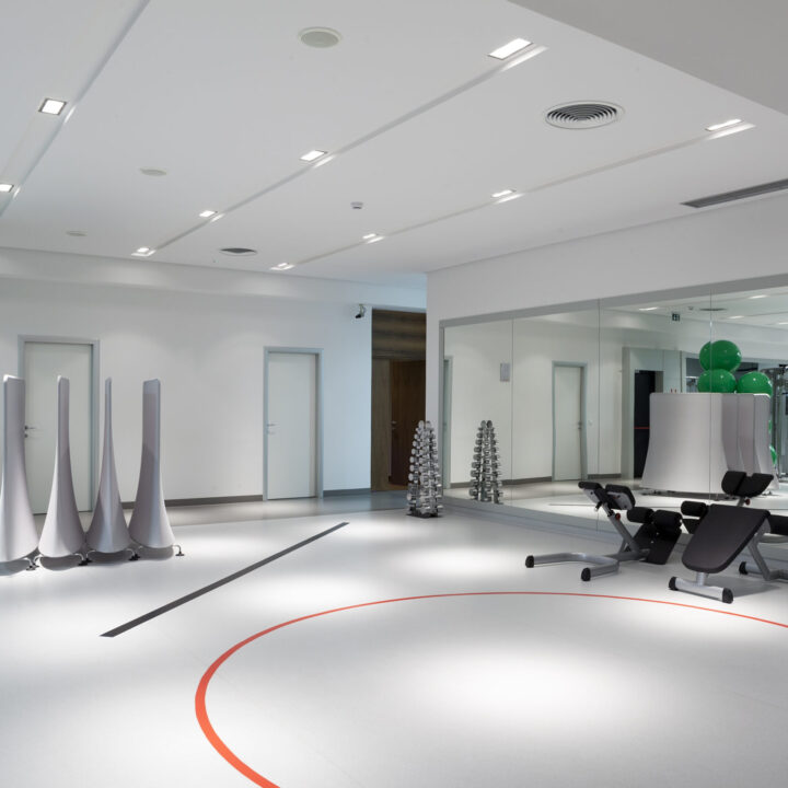 gietvloer-showroom-gymvloer-pu-gietvloer-naadloos-modern gietvloer-showroom-gymvloer-pu-gietvloer-naadloos-modern