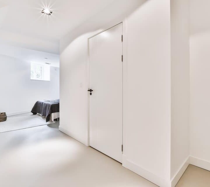 gietvloer-slaapkamerkamer-wit-minimalistisch-hal gietvloer-slaapkamerkamer-wit-minimalistisch-hal
