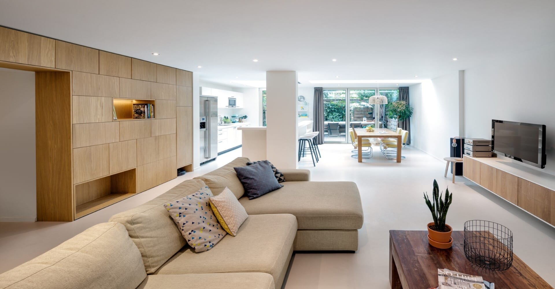 gietvloer-woonkamer-taupe-gietvloer-sand-pu-hout gietvloer-woonkamer-taupe-gietvloer-sand-pu-hout