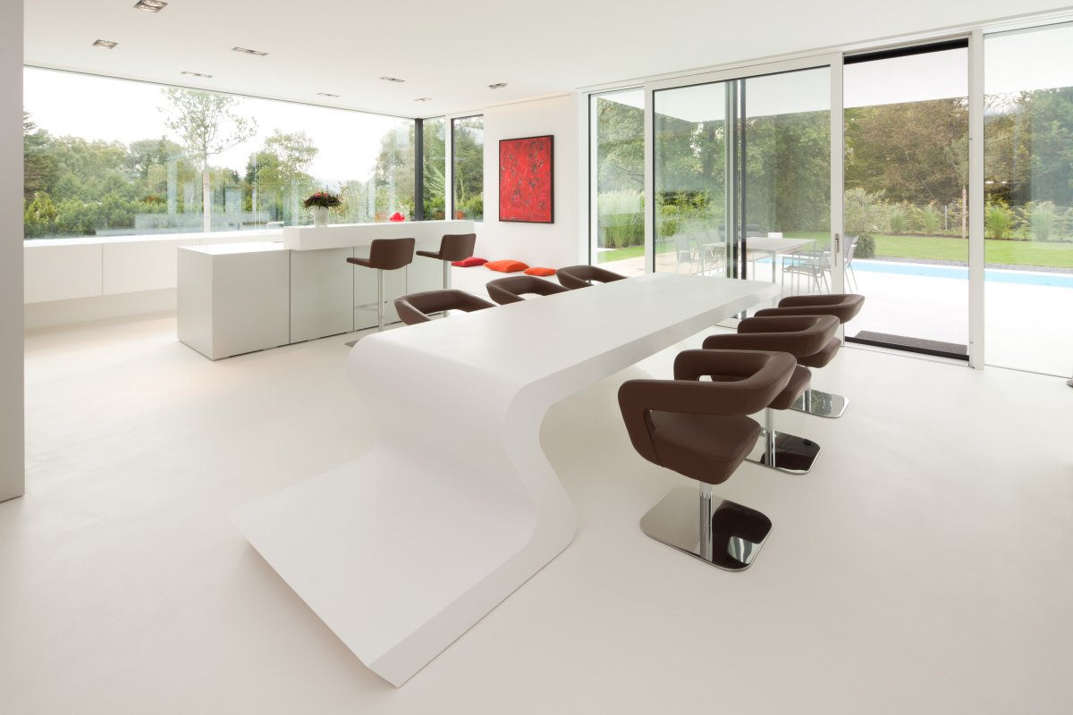 gietvloer-woonkamer-wit-pu-gietvloer-kookeiland-strak-modern gietvloer-woonkamer-wit-pu-gietvloer-kookeiland-strak-modern