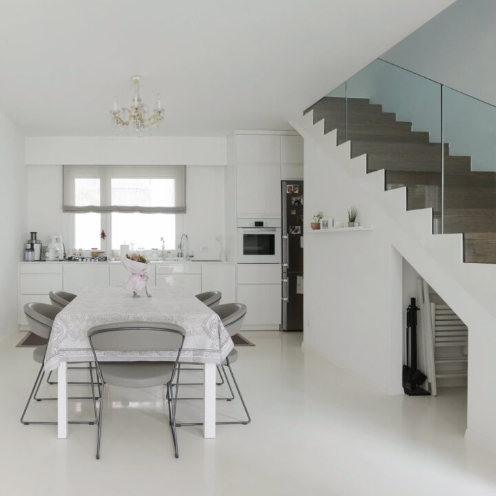 gietvloer-woonkamer-wit-trap-pu-gietvloer-egaal gietvloer-woonkamer-wit-trap-pu-gietvloer-egaal