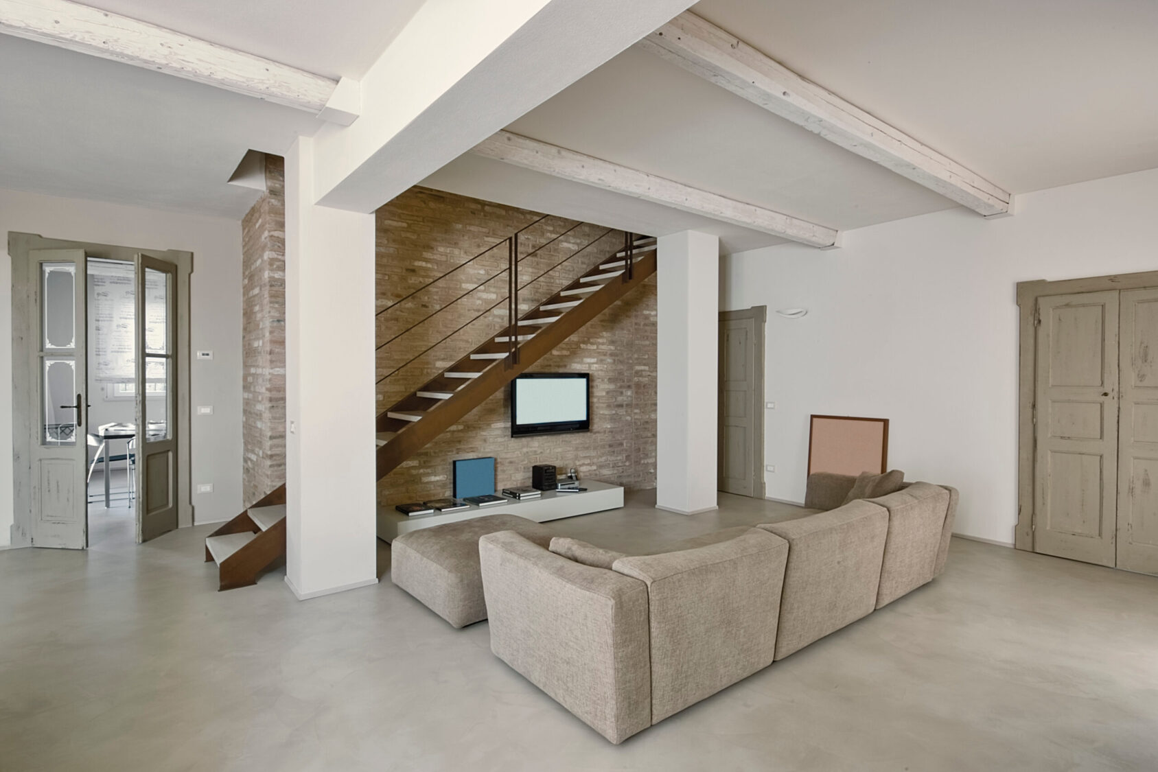 grindvloer-woonkamer-grijs-cementkleur-krasvast-duurzaam grindvloer-woonkamer-grijs-cementkleur-krasvast-duurzaam