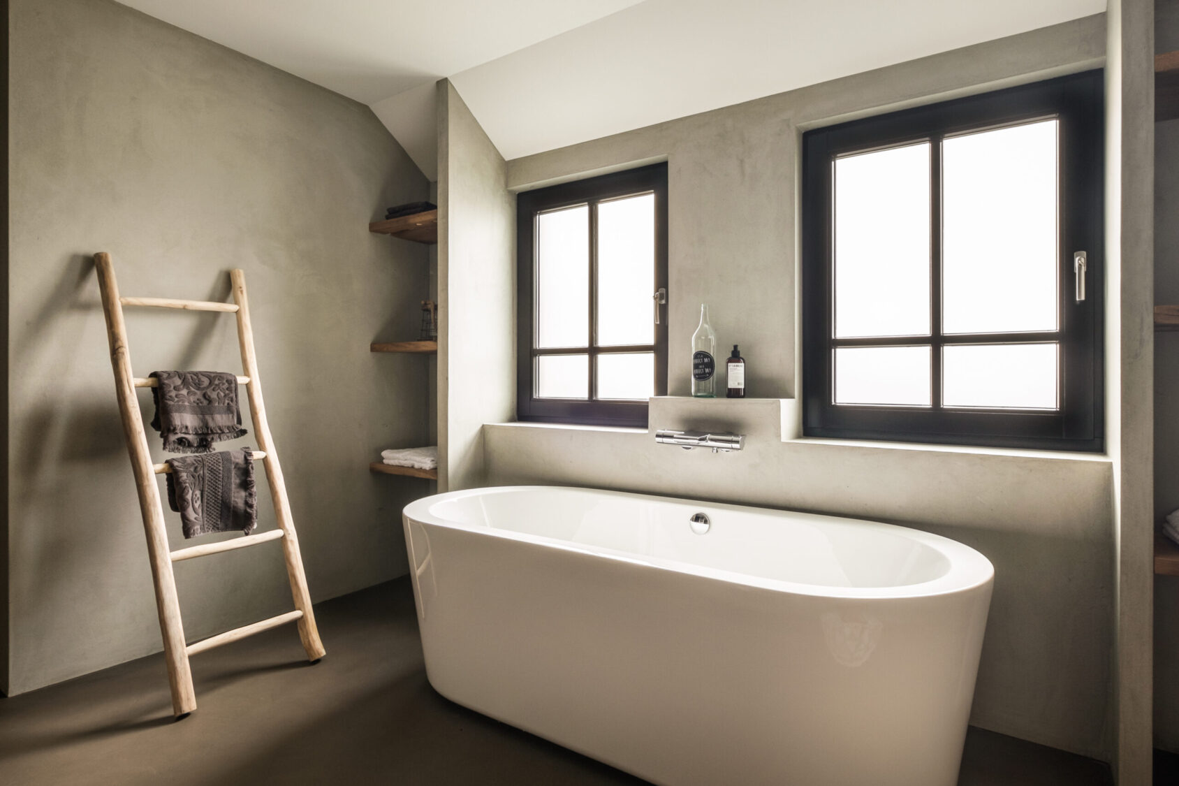 woonbeton-badkamer-taupe-japandi-aardse-tinten-beton-cire woonbeton-badkamer-taupe-japandi-aardse-tinten-beton-cire