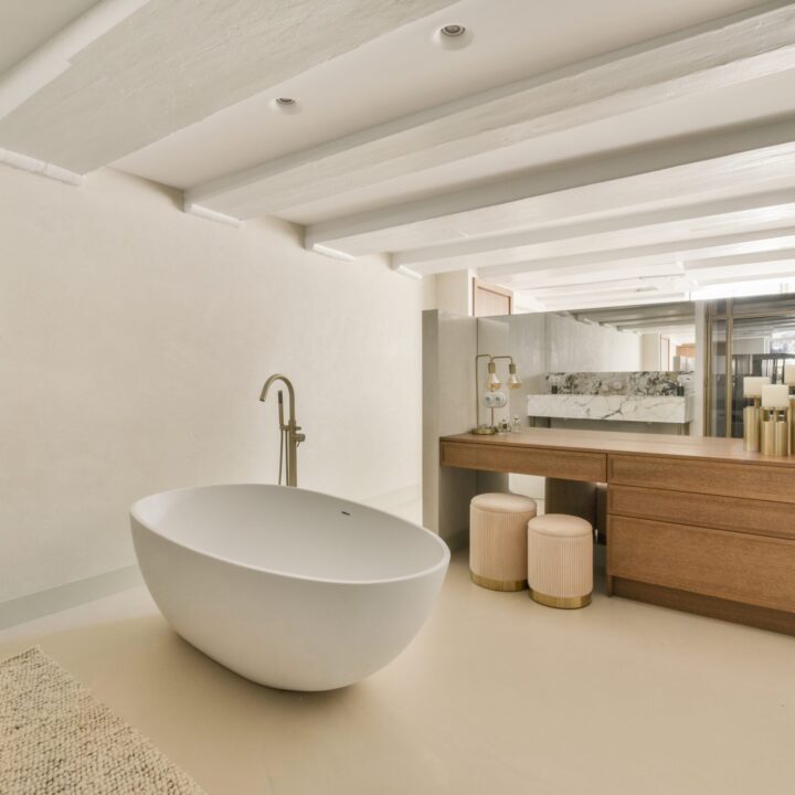 pu-gietvloer-badkamer-beige-japandi-indurstrieel-duurzaam-bad pu-gietvloer-badkamer-beige-japandi-indurstrieel-duurzaam-bad