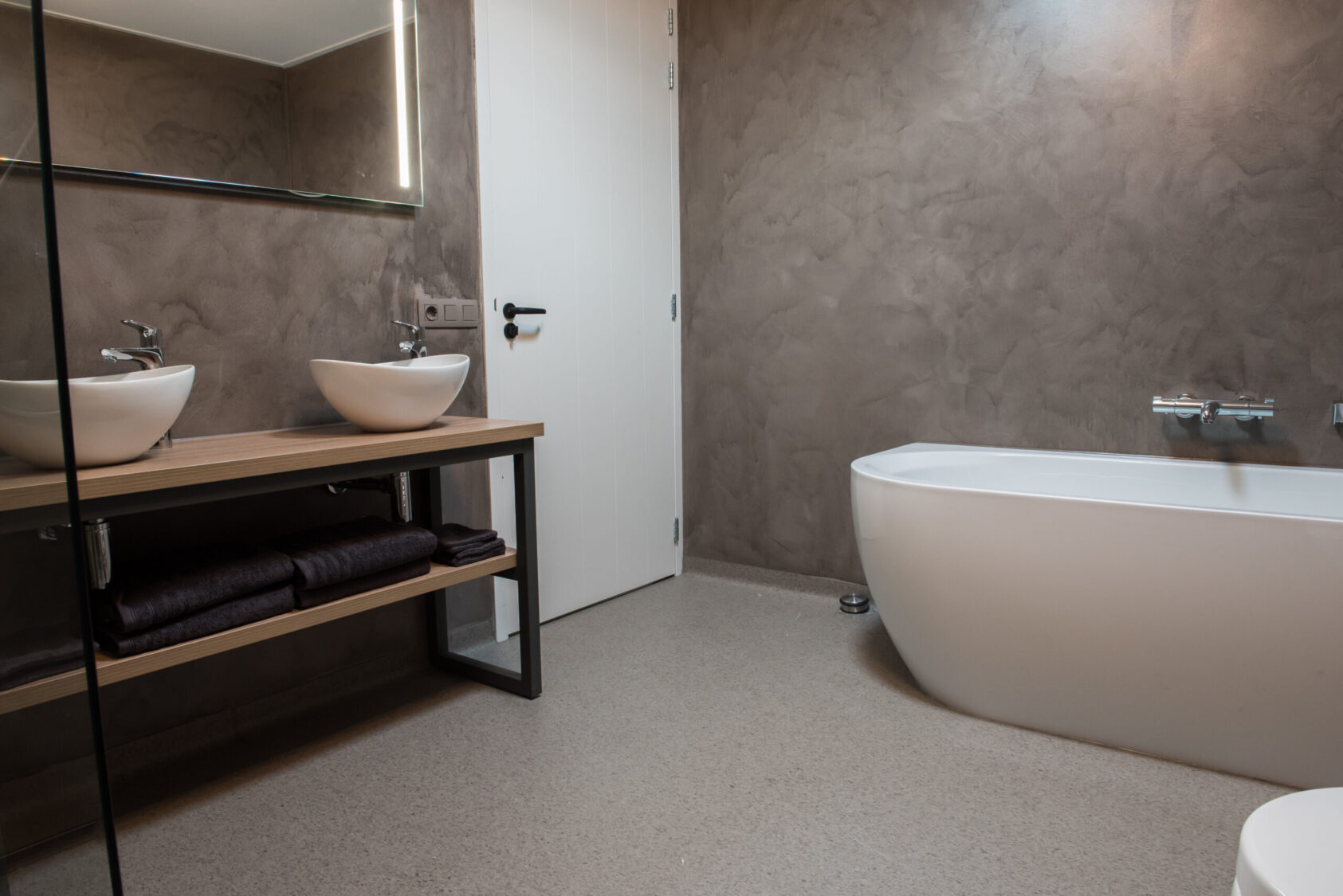 pu-gietvloer-badkamer-grijs-robuust-indurstrieel-beton-cire pu-gietvloer-badkamer-grijs-robuust-indurstrieel-beton-cire