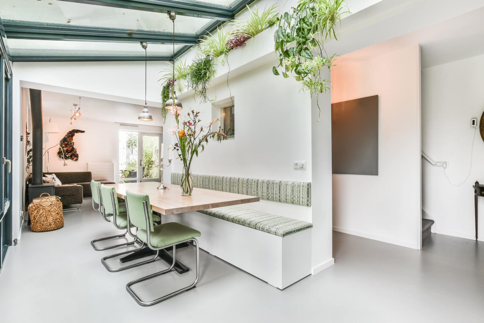pu-gietvloer-woonkamer-grijs-planten-hout pu-gietvloer-woonkamer-grijs-planten-hout