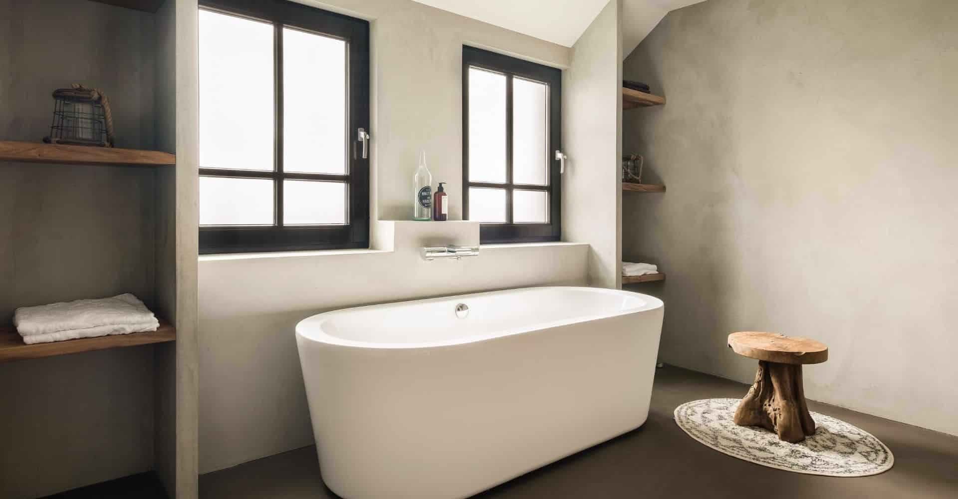 Vloer en muren in badkamer gemaakt van beton ciré