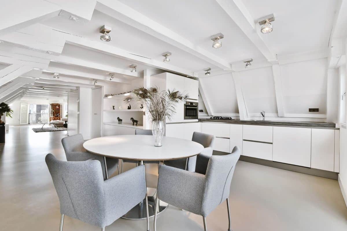 Microcement tafel in een appartement